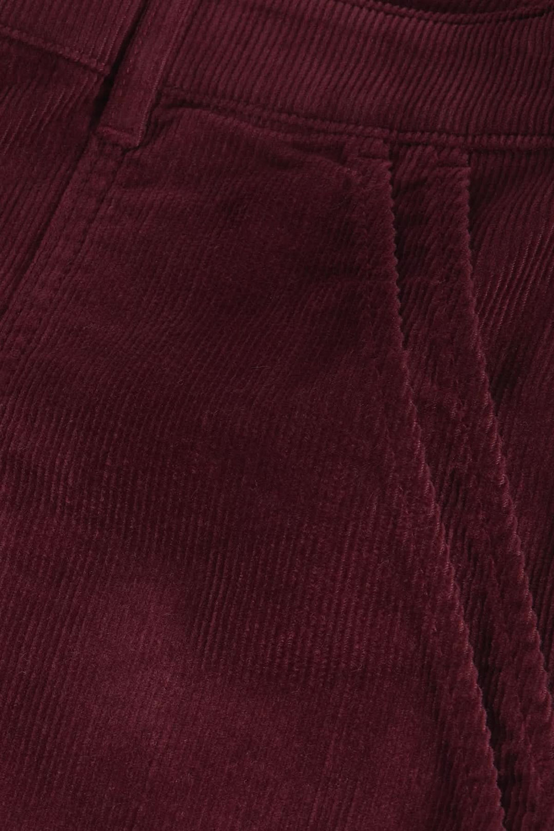 Pantalon Twister en velours côtelé avec poches plaquées, coupe droite fuselée, style casual-chic automnal.