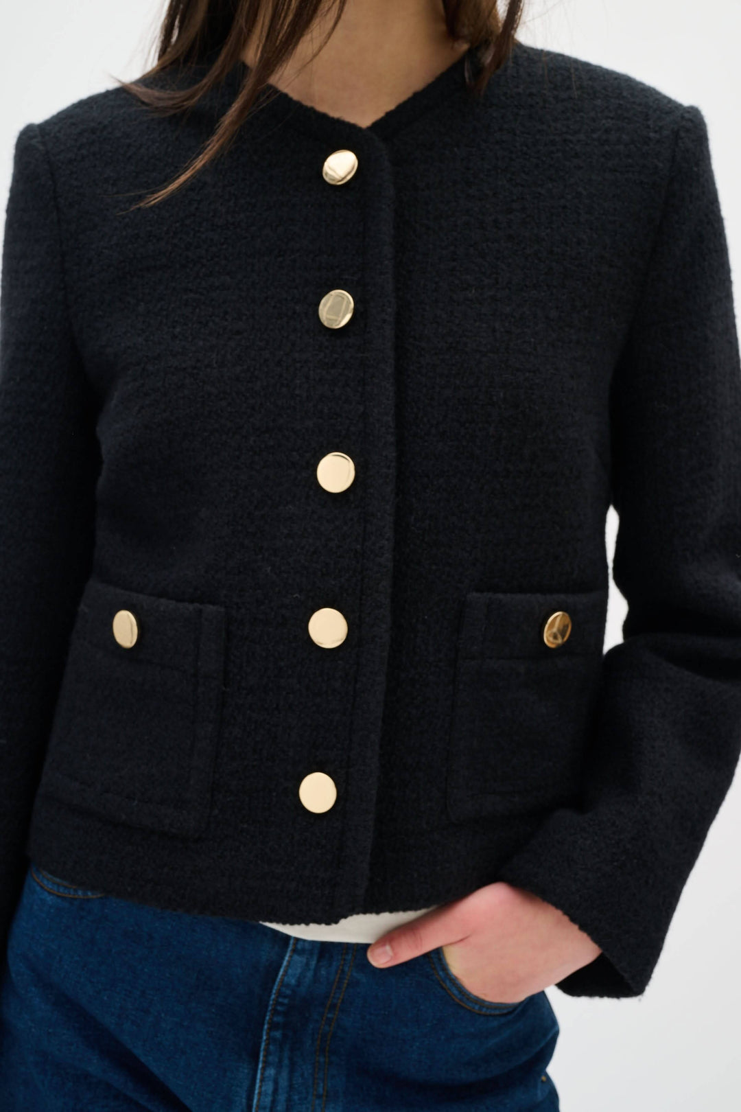 Veste courte texturée à boutons dorés