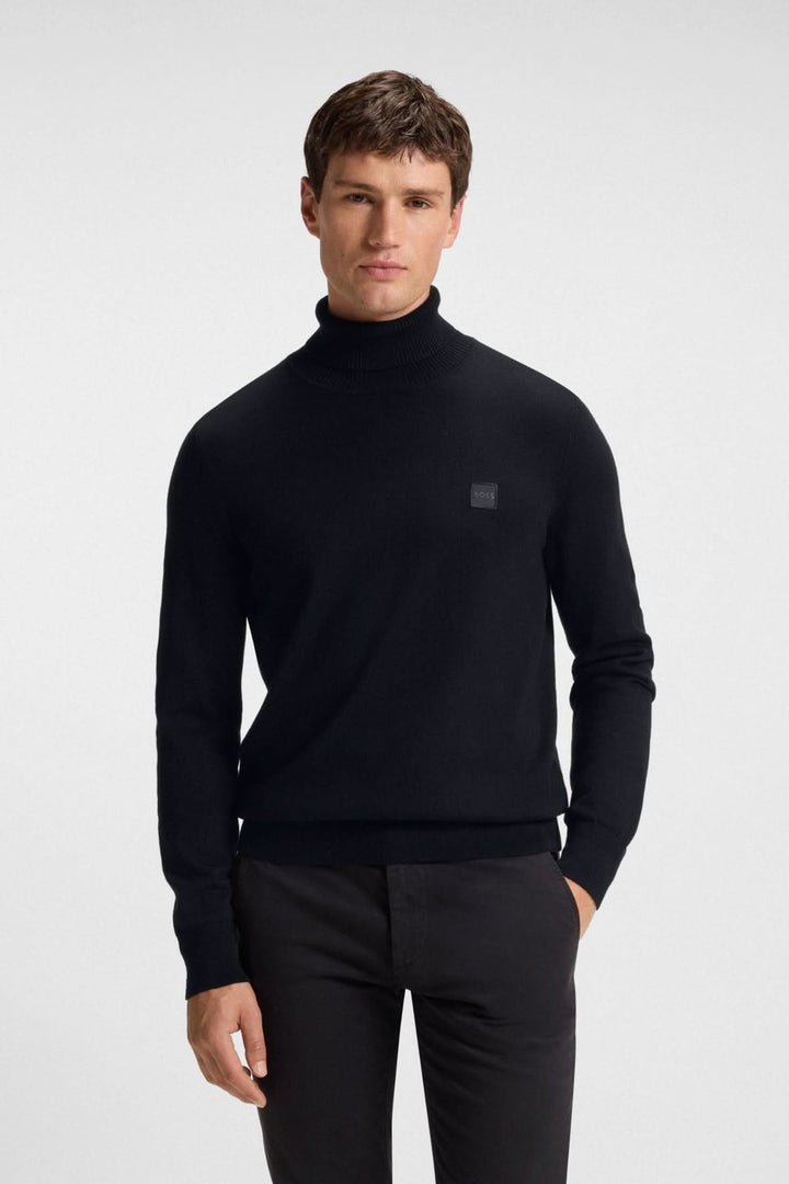Col roulé coton et cachemire Boss Orange porté par un modèle, chandail noir élégant avec manches longues, allure moderne et raffinée.