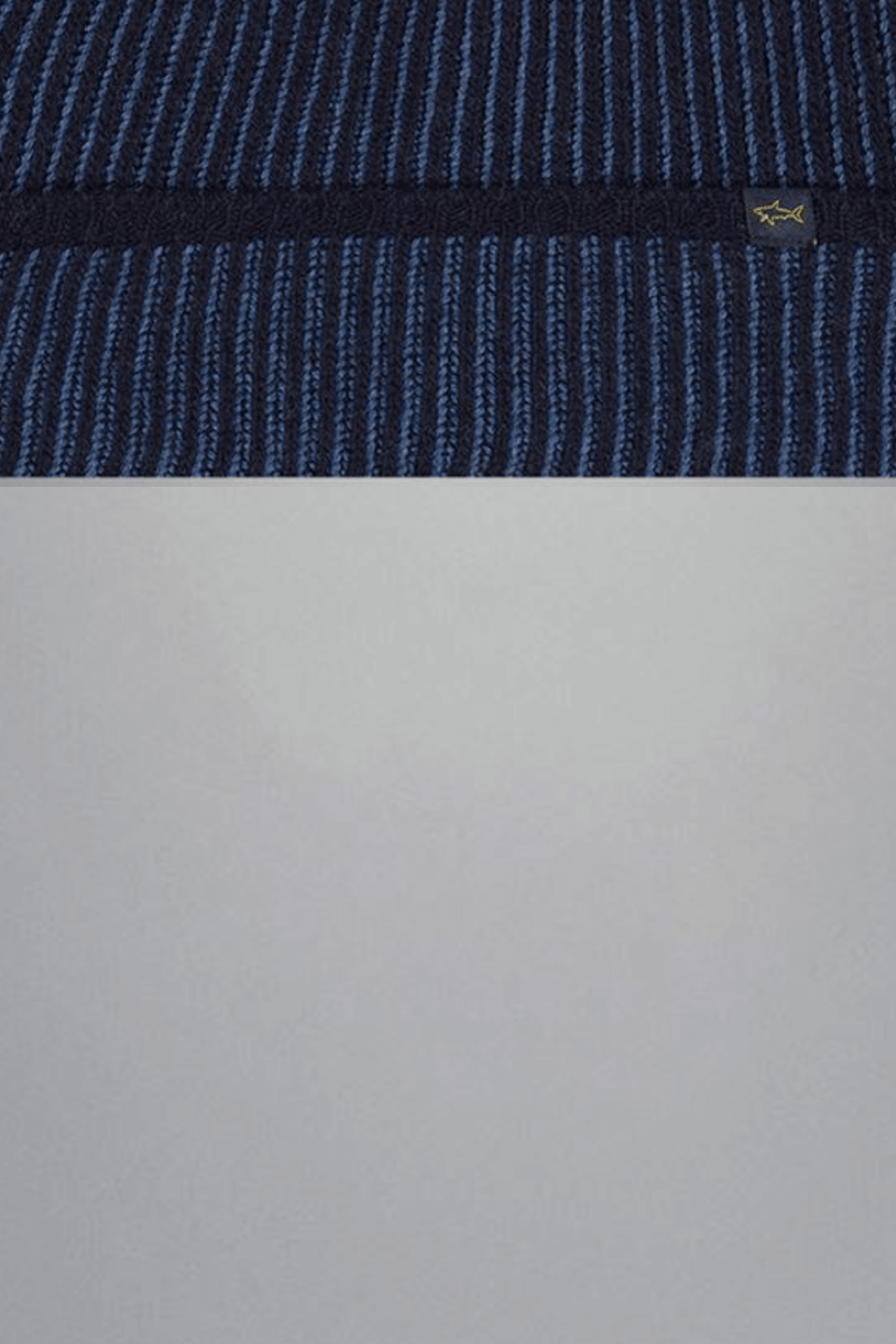 Tuque côtelée en laine vierge, bicolore avec revers, offrant confort et modernité pour l'hiver.