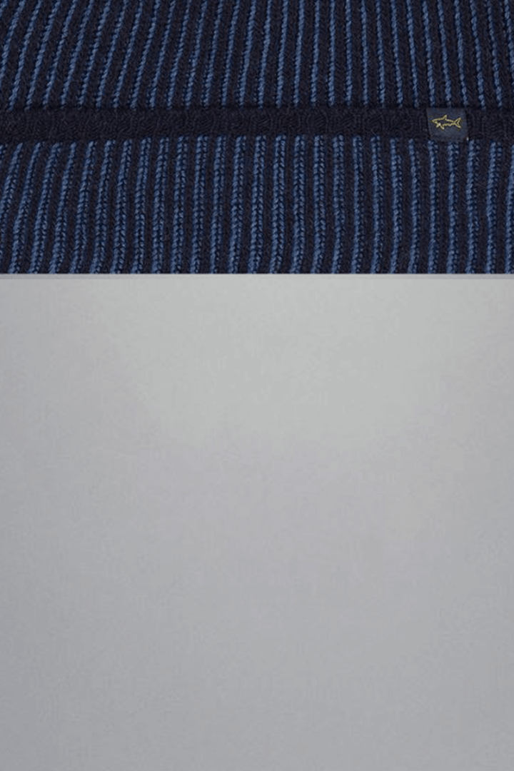 Tuque côtelée en laine vierge, bicolore avec revers, offrant confort et modernité pour l'hiver.