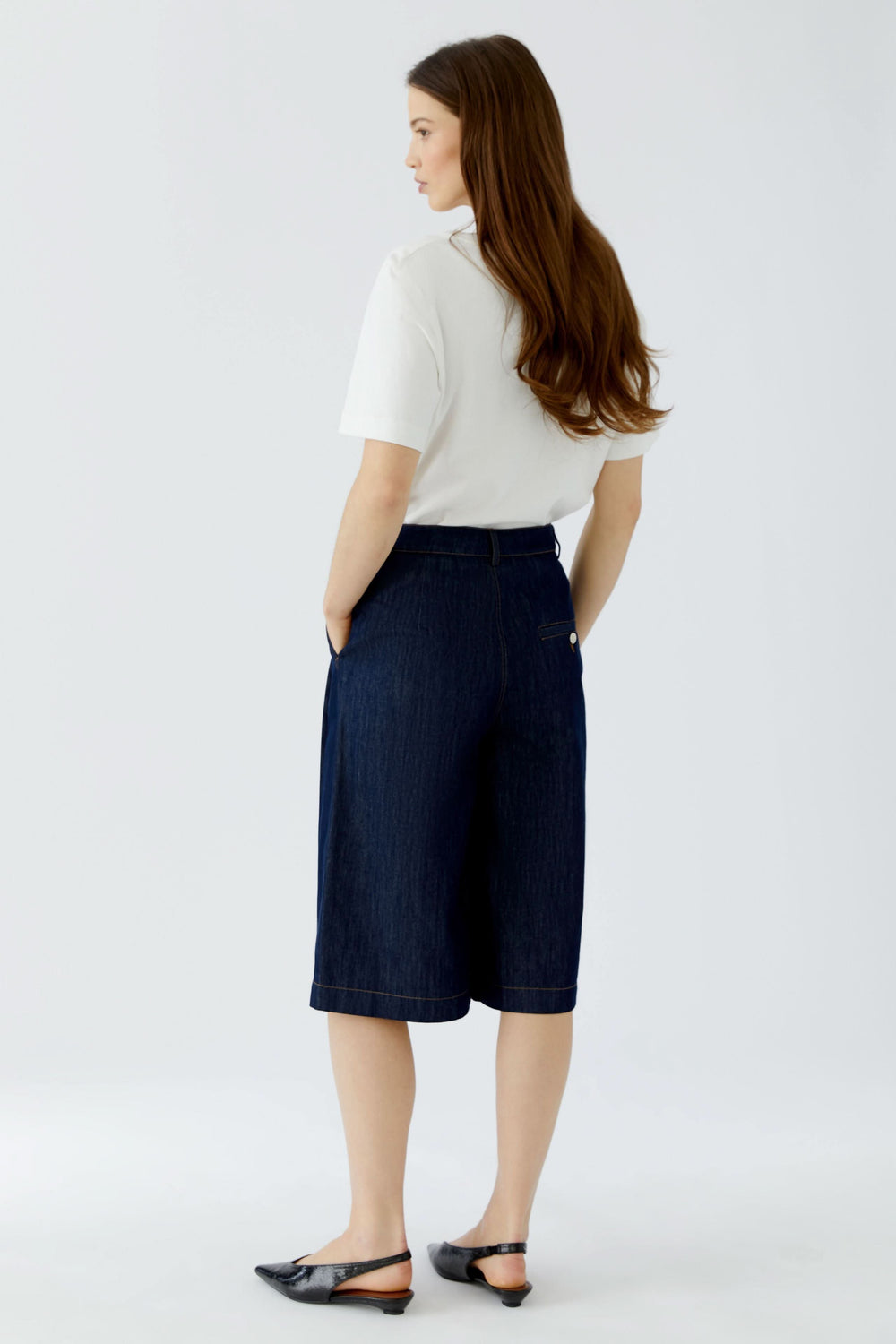 Bermuda en denim bleu à jambes larges vue de face pour femme Oui