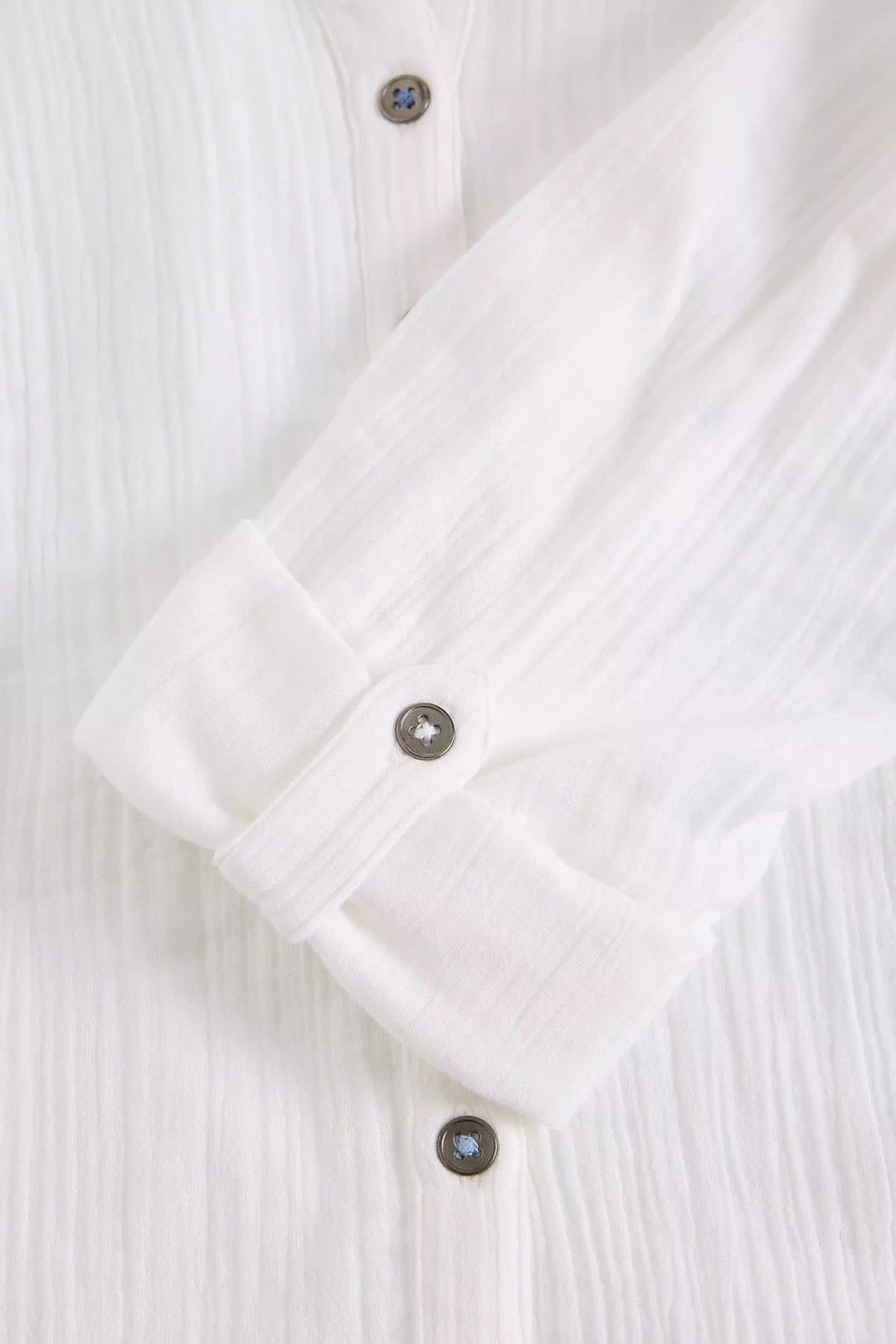 Vue de face blouse gaufrée White Stuff bleue avec boutons pour femme - Valérie Simon
