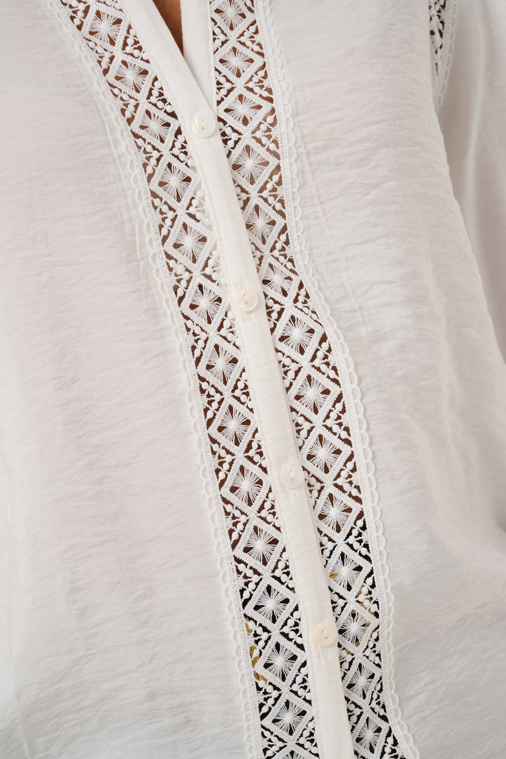 Vue de face blouse sans col détails de dentelle Kaffe pour femme blanc - Valérie Simon