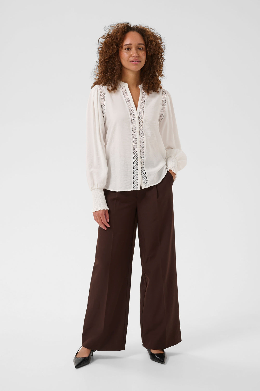 Vue de face blouse Kaffe Delia détail dentelle blanche femme - Valérie Simon