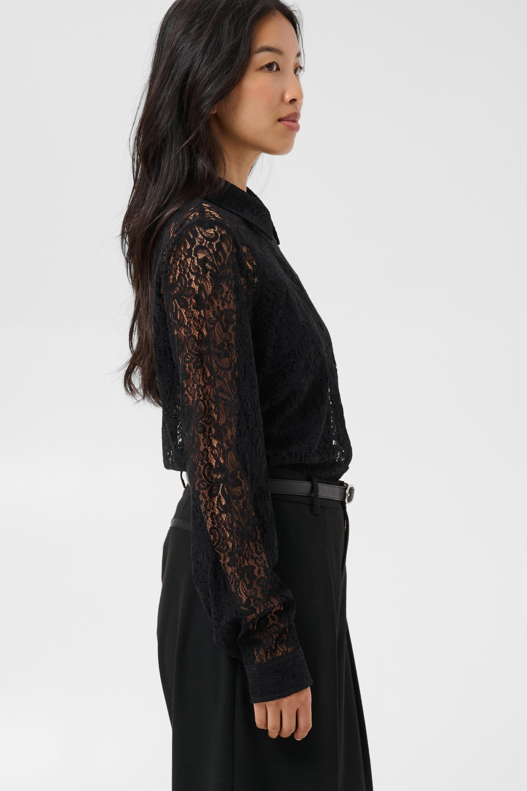 Blouse Diantha en dentelle florale à manches longues vue de face pour femme Part Two