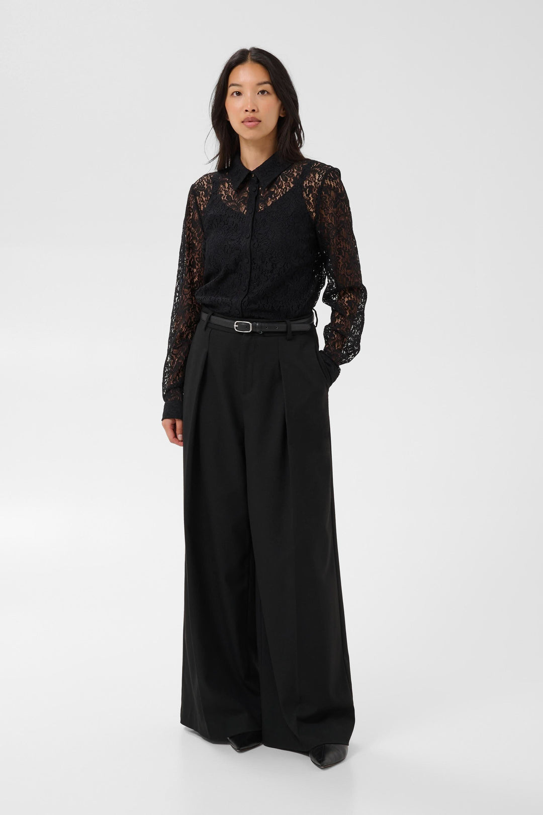 Blouse Diantha en dentelle florale à manches longues vue de face pour femme Part Two