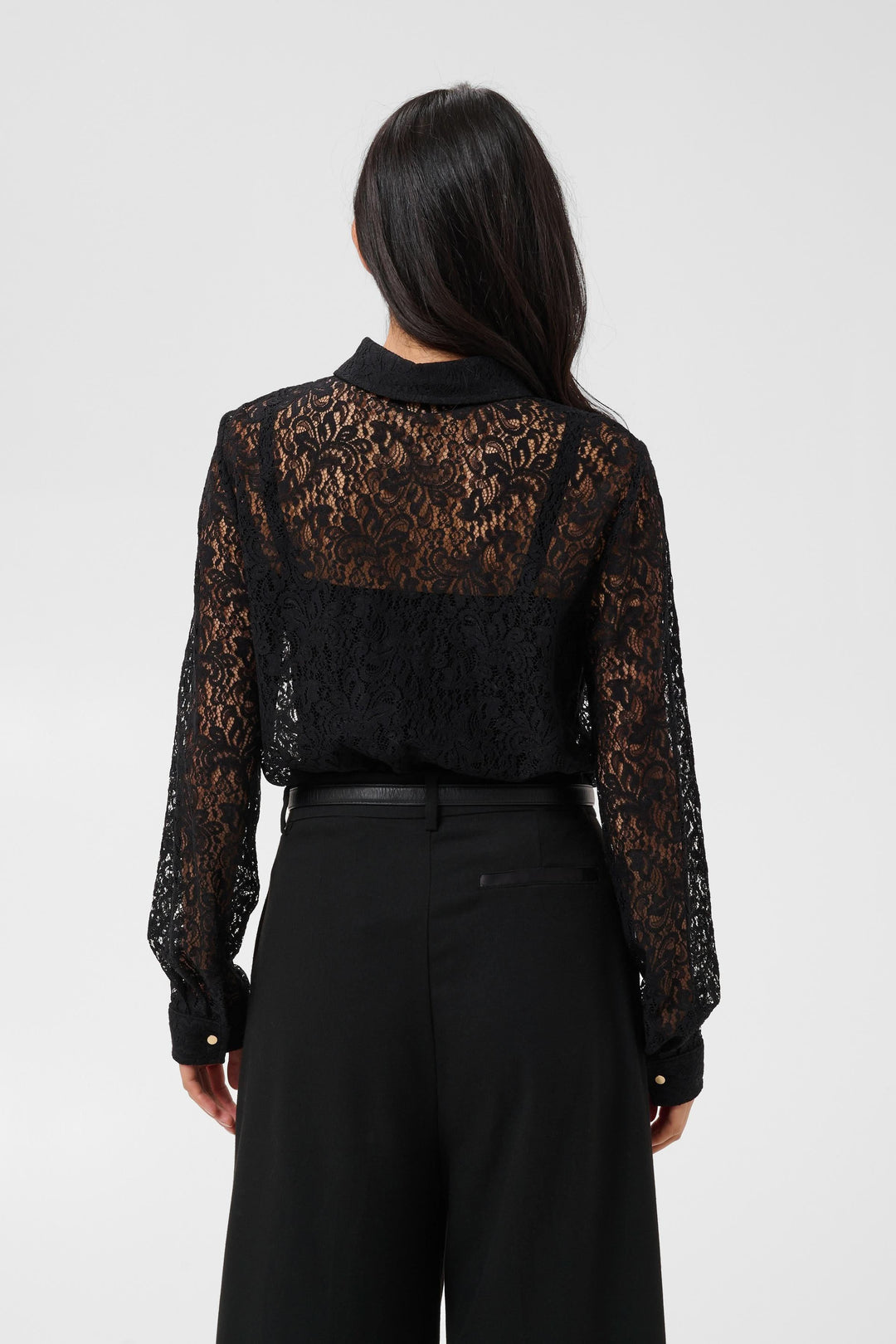Blouse Diantha en dentelle florale à manches longues vue de face pour femme Part Two