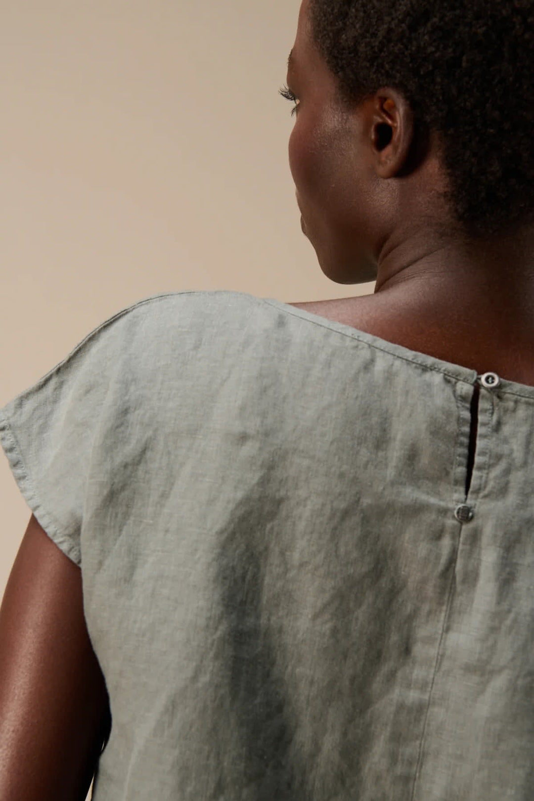 Vue de face blouse en lin sans col Nile pour femme vert clair avec détails broderie manches - Valérie Simon