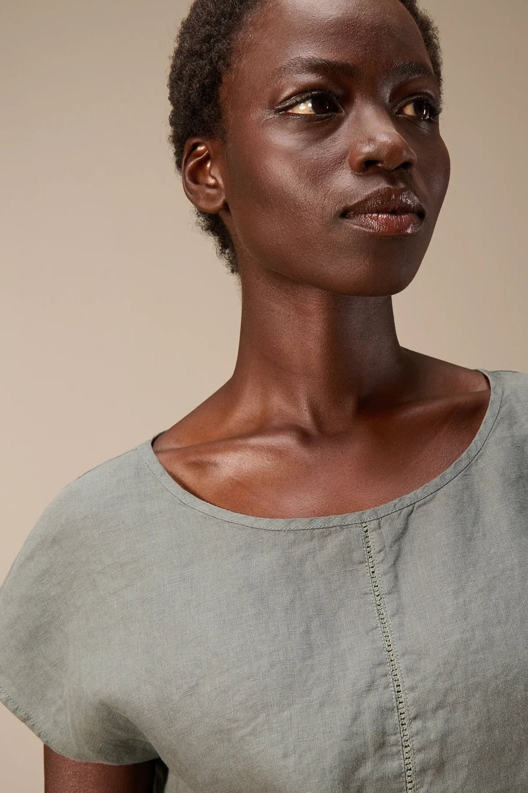 Vue de face blouse en lin Nile pour femme vert avec boutons floraux - Valérie Simon