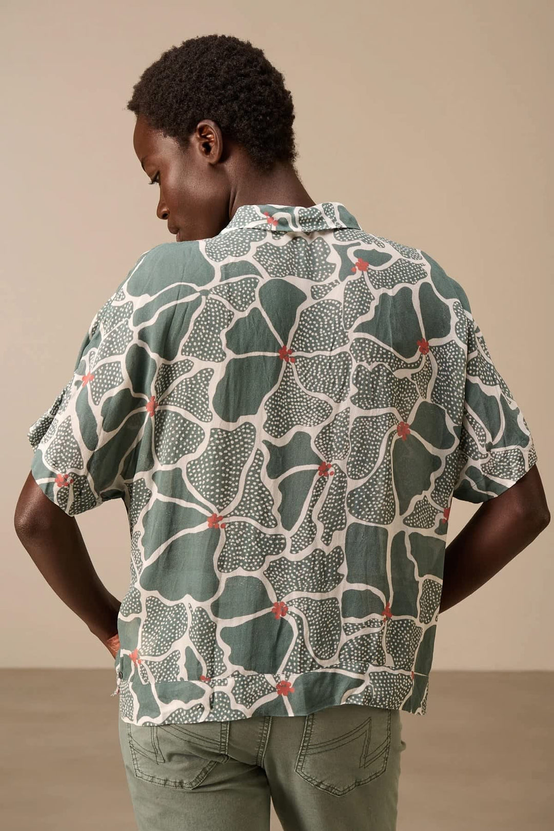 Vue de face blouse imprimée à manches courtes Nile multicolore détails floraux - Valérie Simon