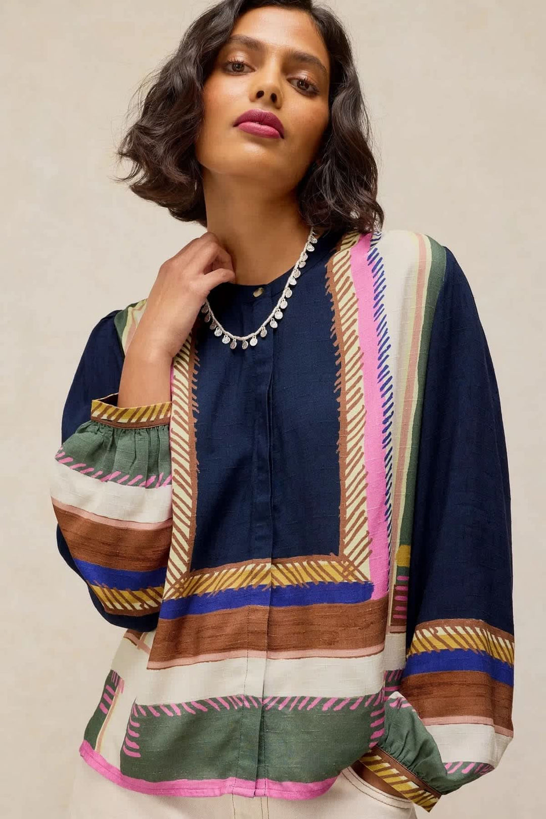 Blouse Lana à imprimé géométrique et col tunisien vue de face pour femme White Stuff
