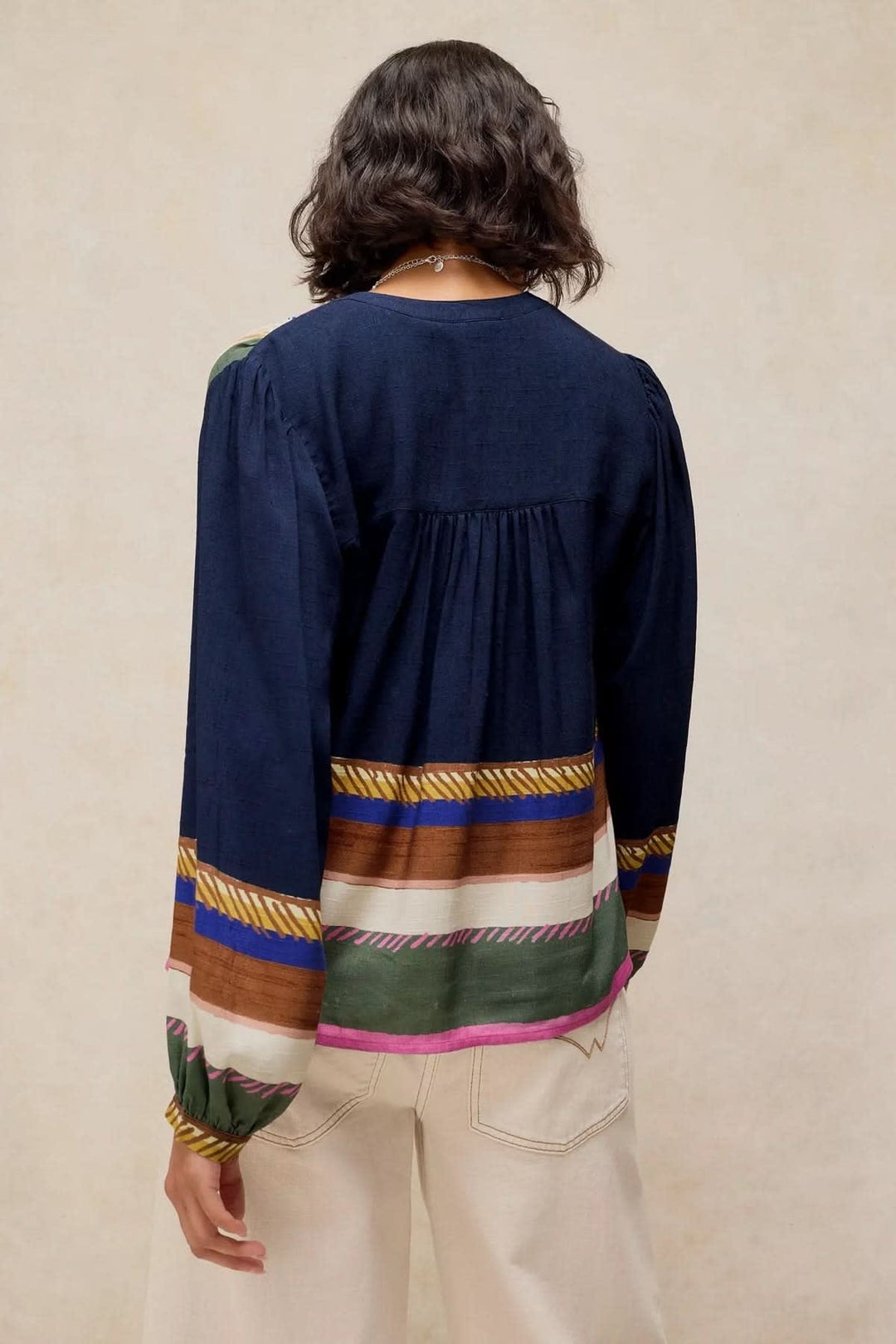 Blouse Lana à imprimé géométrique col tunisien vue de face pour femme White Stuff