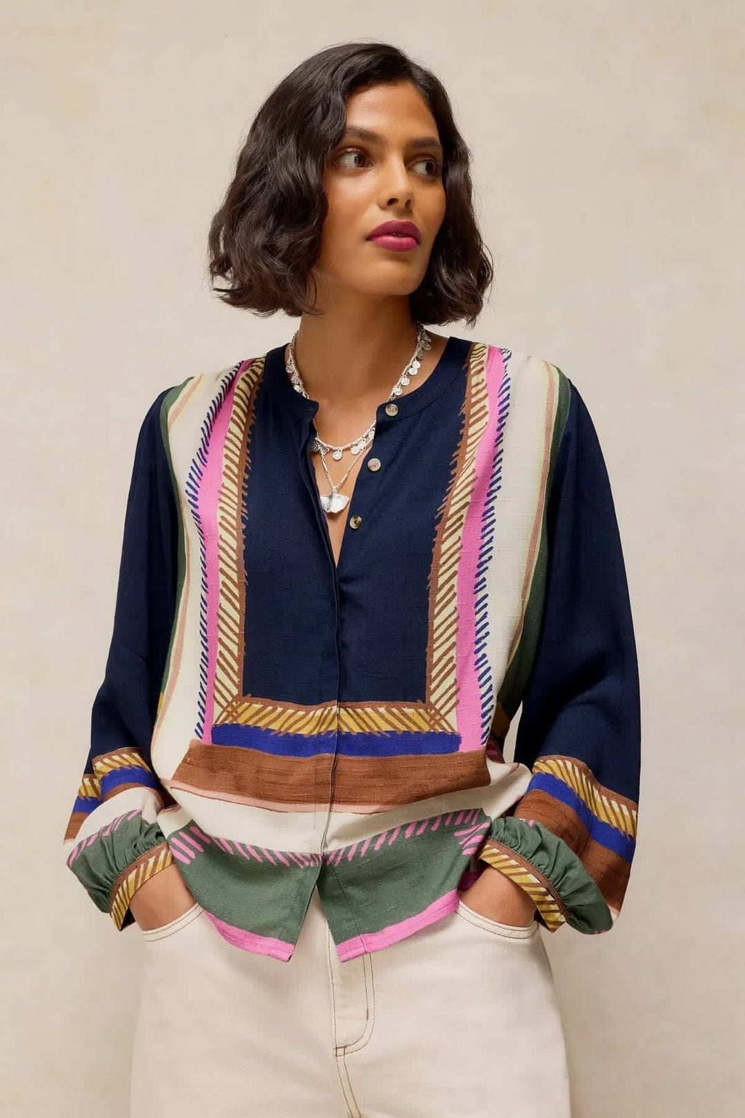 Blouse Lana à imprimé géométrique et col tunisien vue de face pour femme White Stuff