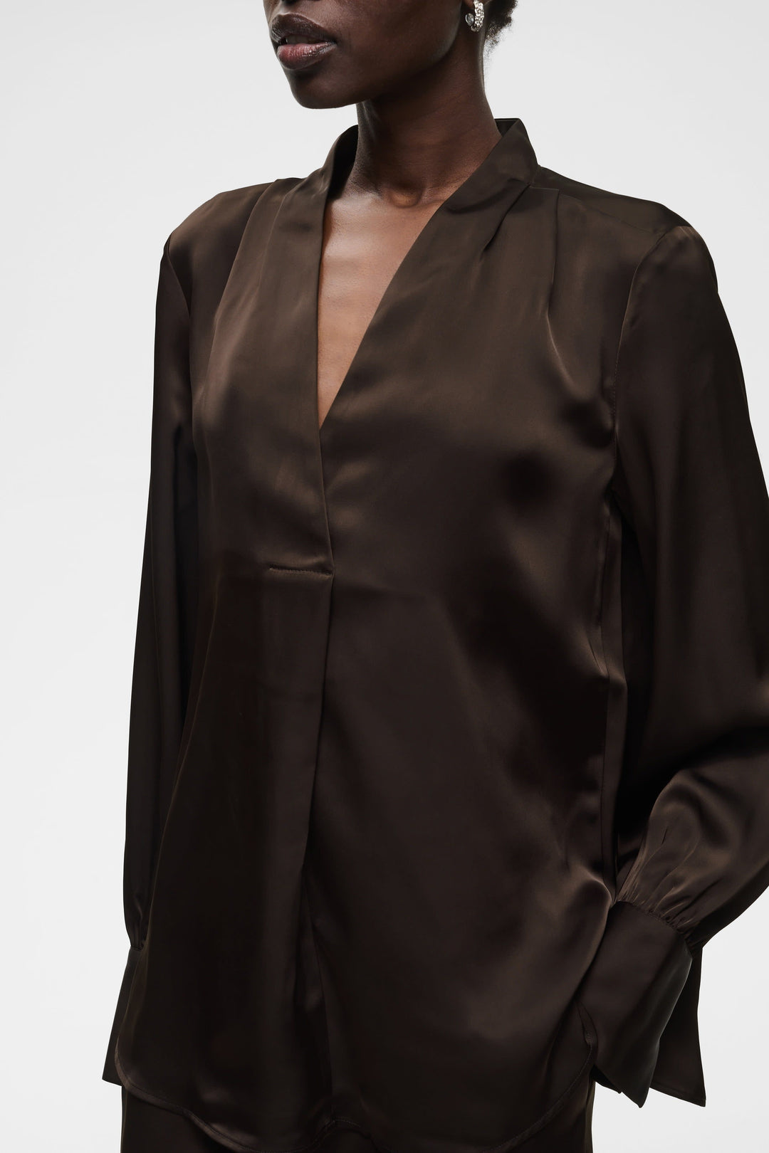Blouse satinée Dawni à encolure en V vue de face pour femme Inwear