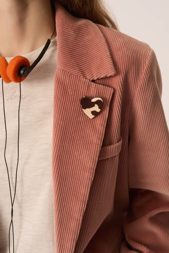 Broche cœur en cuir imprimé vache vue de face pour femme Des Petits Hauts