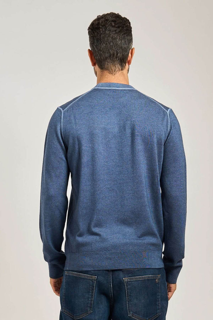 Chandail en laine vierge à col rond bleu homme vu de dos, manches longues, détails côtelés, confort et style quotidiens. Décris moi le produit en français.