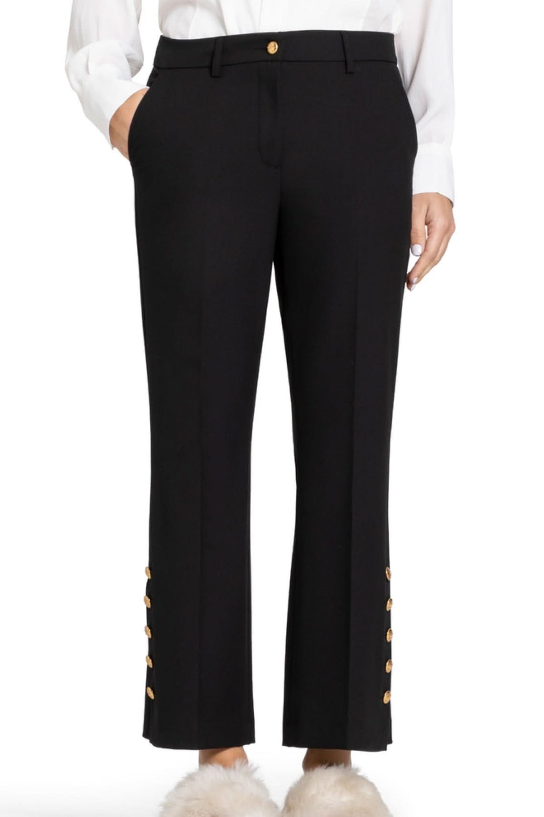 Pantalon élégant à coupe droite avec boutons dorés en bas, porté avec chemise blanche, idéal pour bureau et occasions spéciales.