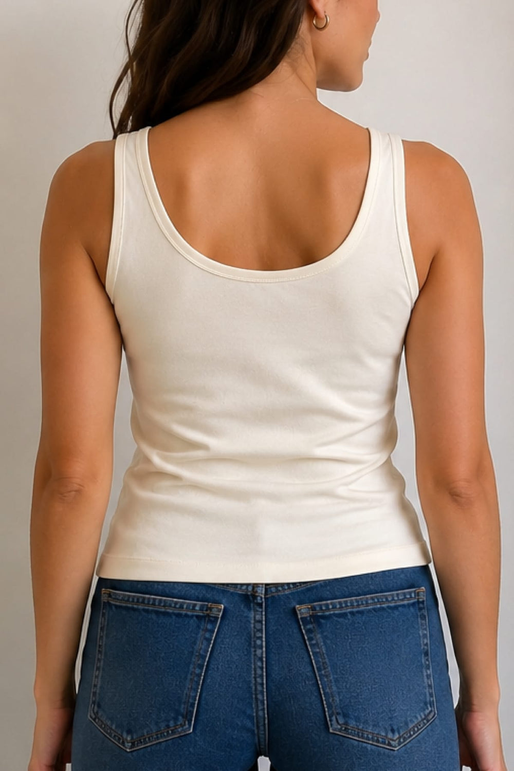 Vue de face camisole arrondie Brax pour femme blanche - Valérie Simon