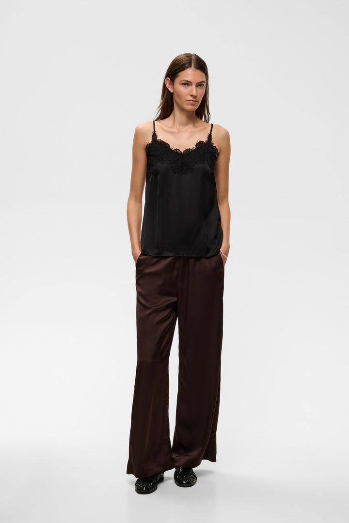 Camisole Orah satinée à dentelle délicate vue de face pour femme Inwear