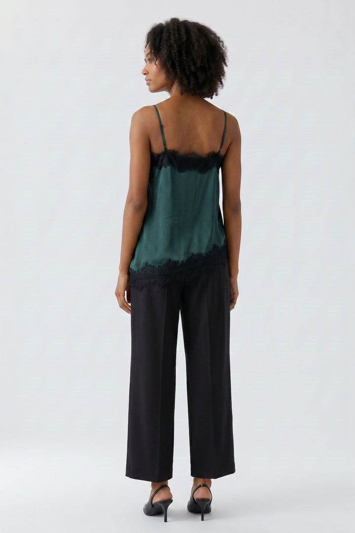 Camisole satinée à dentelle vue de face pour femme Oui