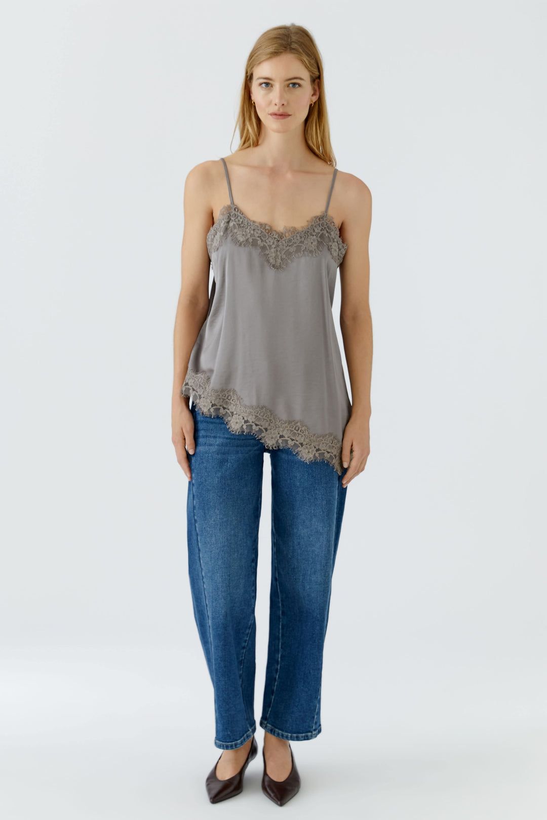 Camisole satinée à dentelle vue de face pour femme Oui