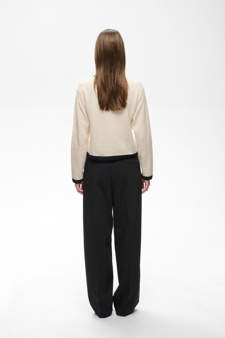 Vue de face cardigan à boutons Inwear Guna pour femme beige porté - Valérie Simon