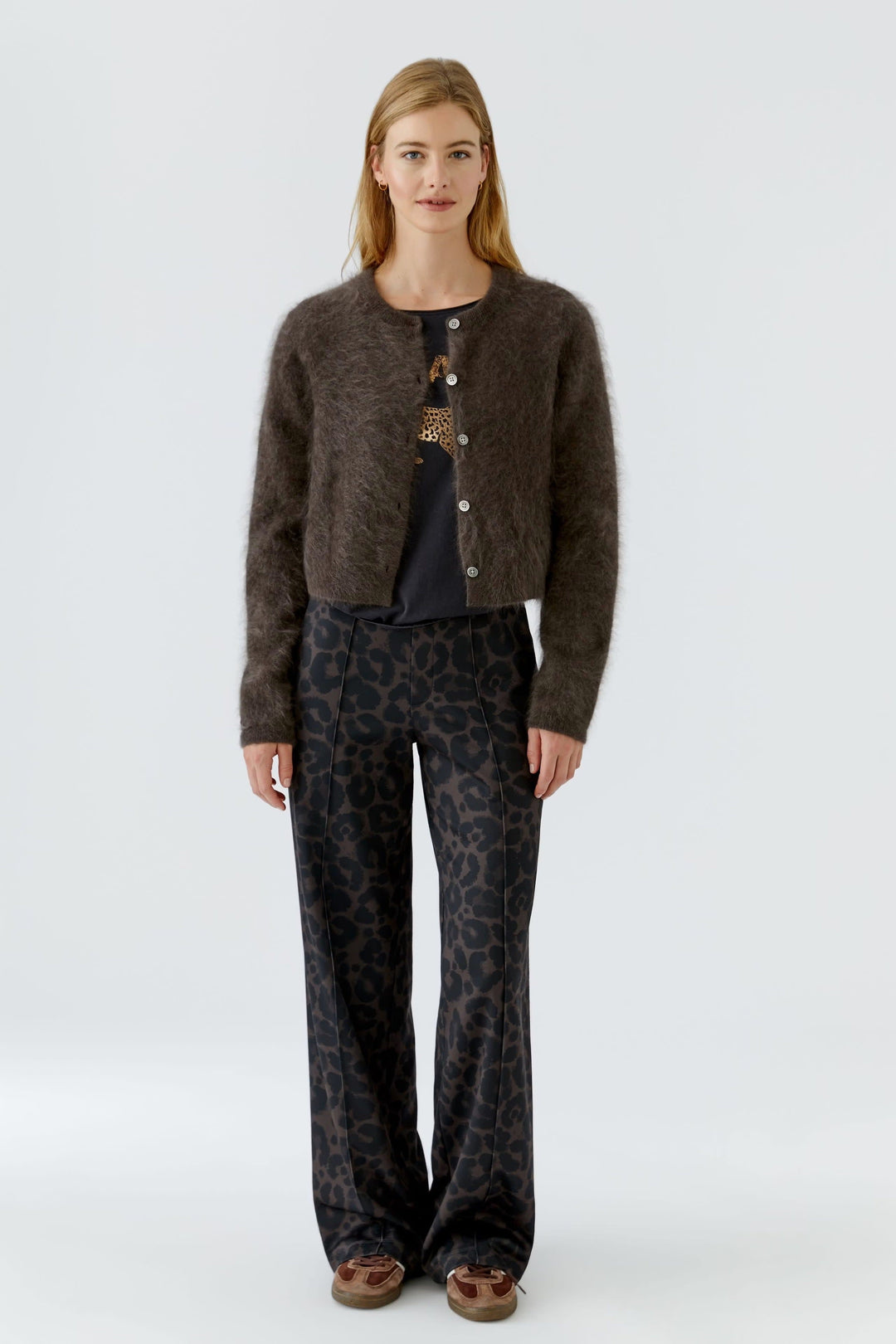 Vue de face cardigan duveteux Oui pour femme beige avec boutons et poches plaquées - Valérie Simon