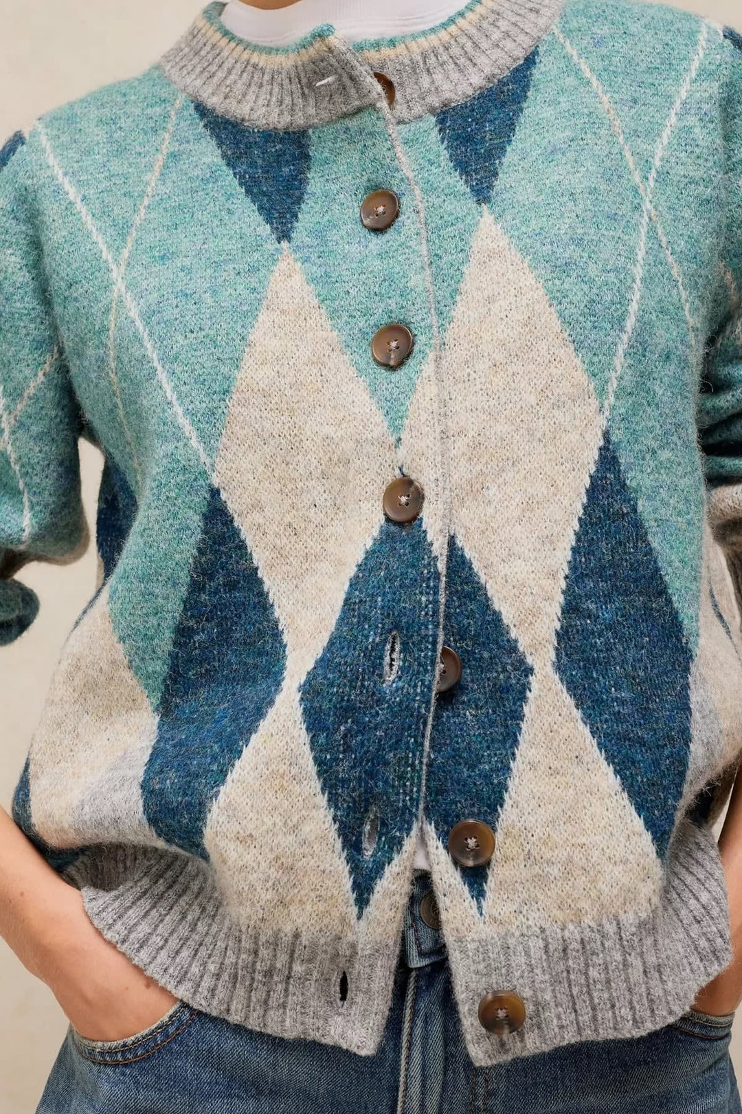Cardigan en tricot à motif losanges vue de face pour femme White Stuff