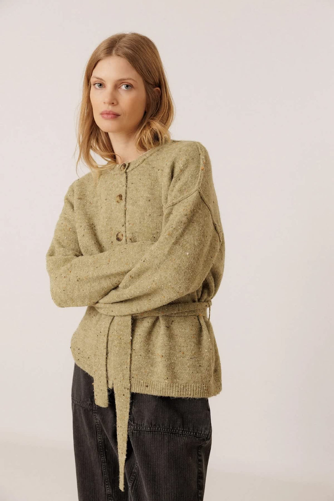 Cardigan en tricot moucheté avec ceinture à nouer pour femme Indi &amp; cold
