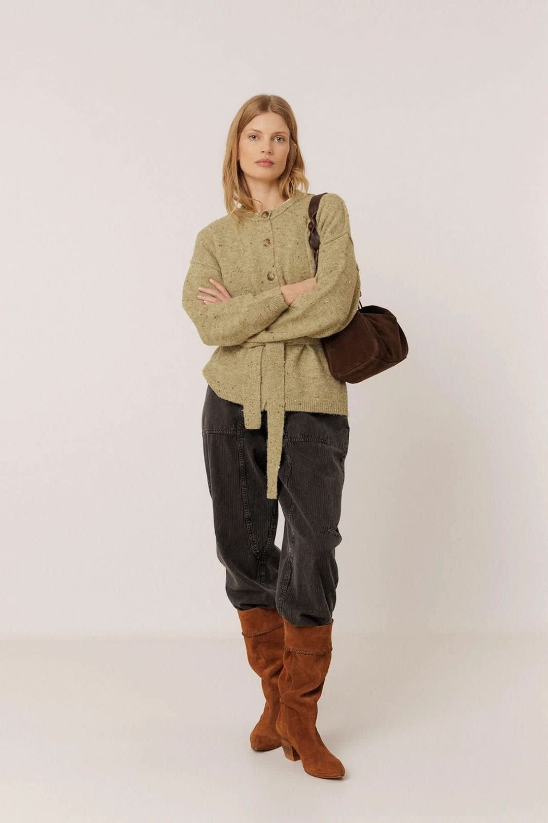 Cardigan en tricot moucheté avec ceinture à nouer vue de face pour femme Indi &amp; cold