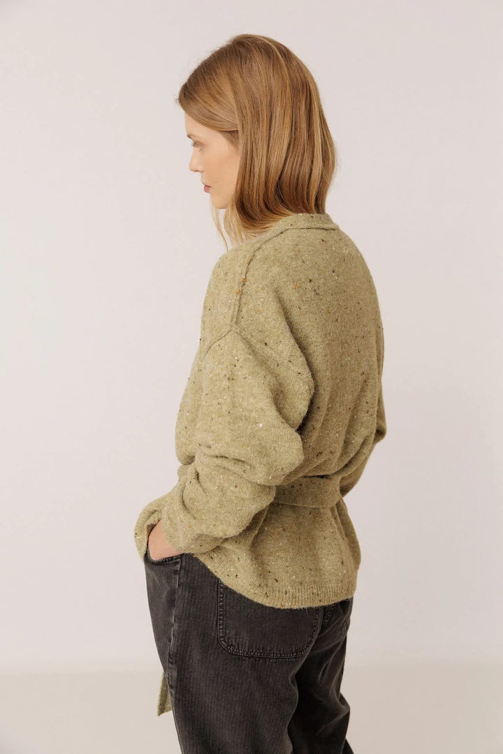 Cardigan en tricot moucheté avec ceinture à nouer vue de face pour femme Indi &amp; cold