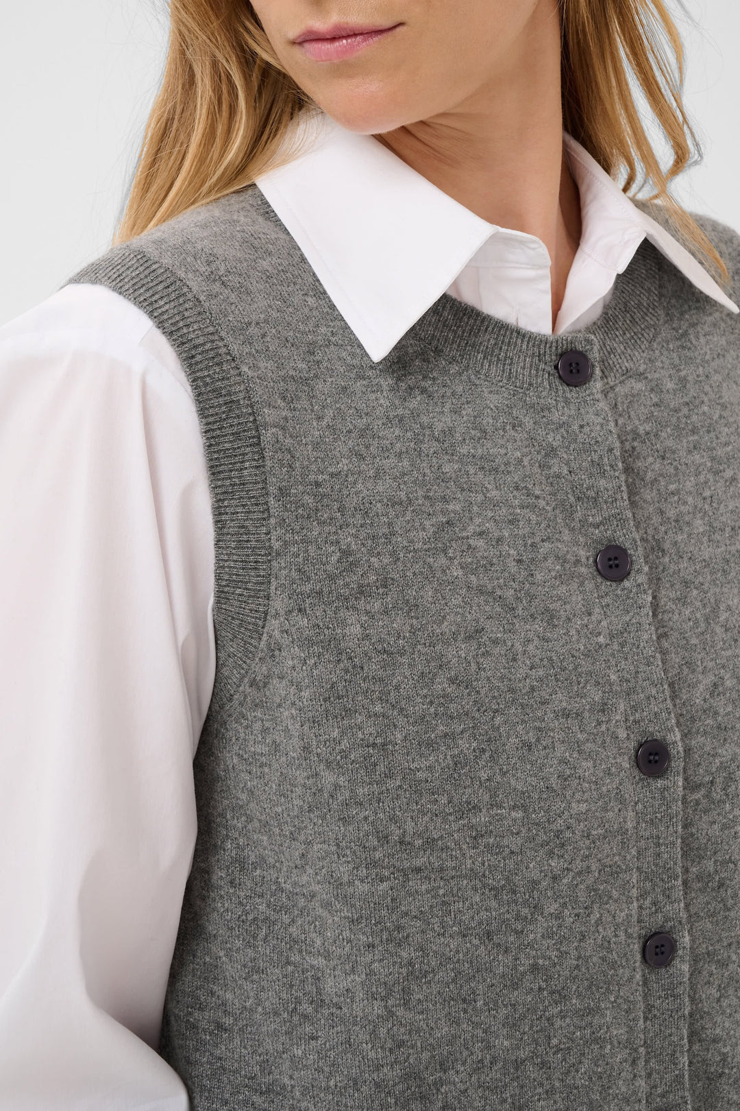 Cardigan sans manches boutonné Cania vue de face pour femme Part Two