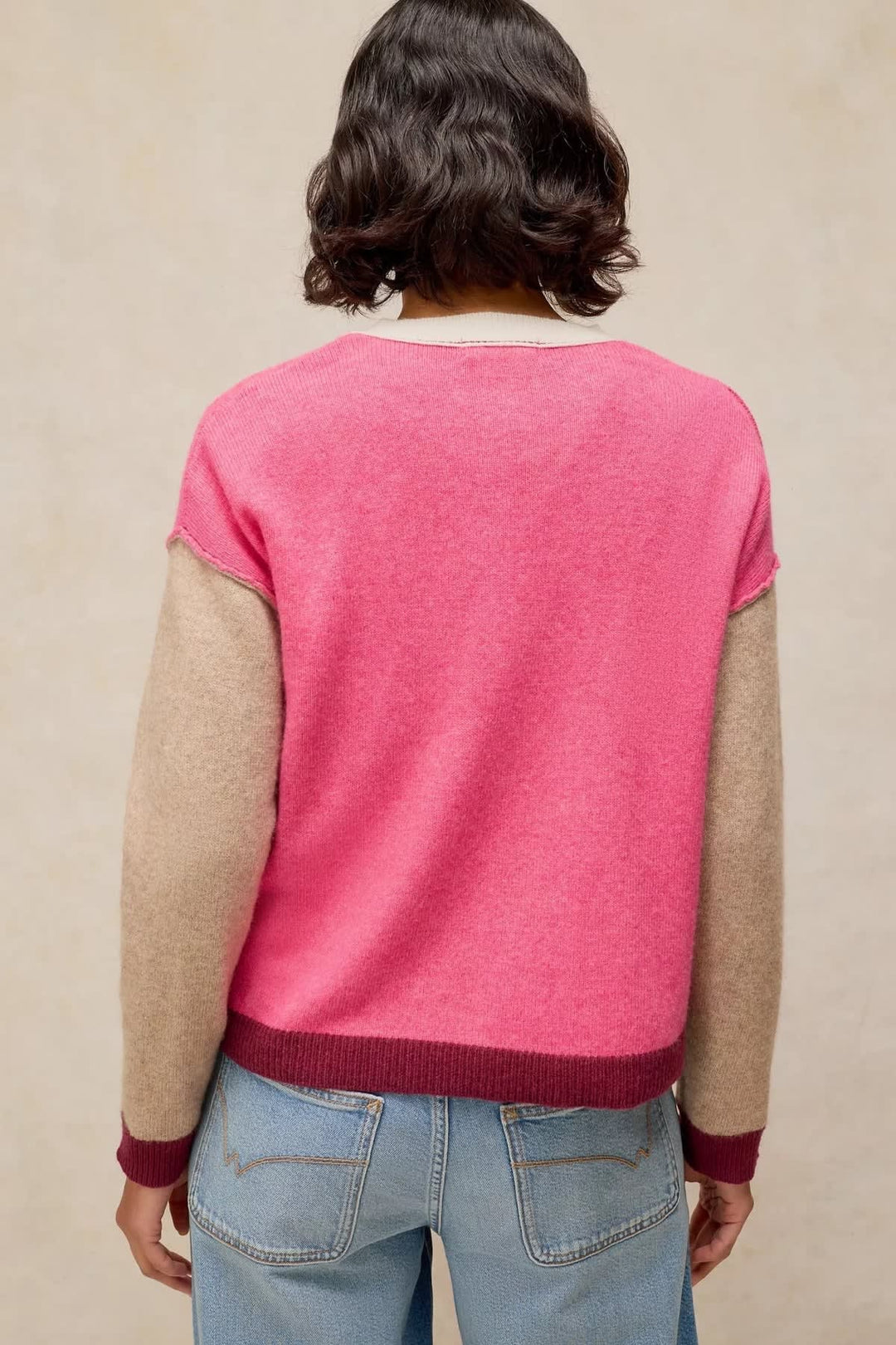 Vue de face cardigan White Stuff pour femme color block avec boutons multicolores - Valérie Simon