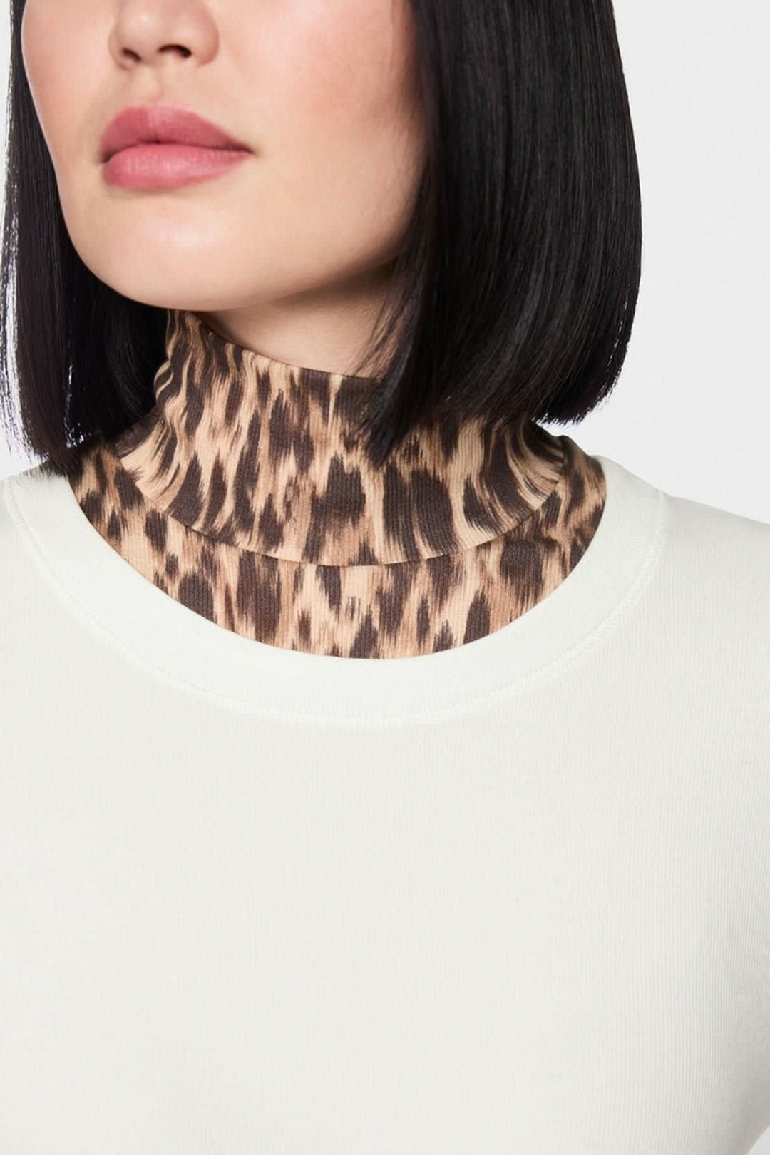 Chandail en côtes col roulé léopard vue de face pour femme Marc Cain