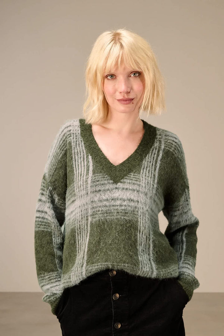 Chandail en tricot à carreaux col en V vue de face pour femme Nile