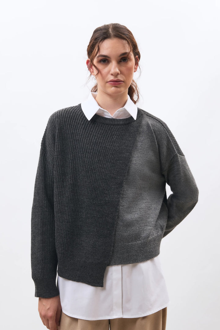 Chandail en tricot asymétrique Kikom vue de face pour femme Humility