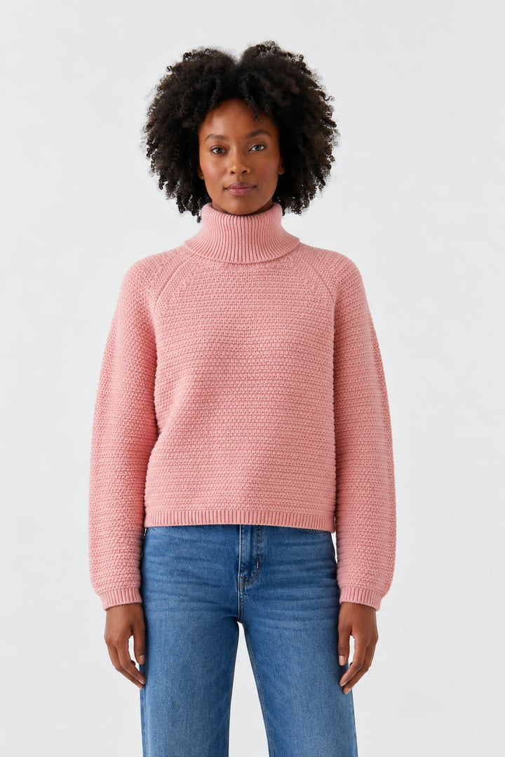 Chandail en tricot texturé à col roulé vue de face pour femme Oui