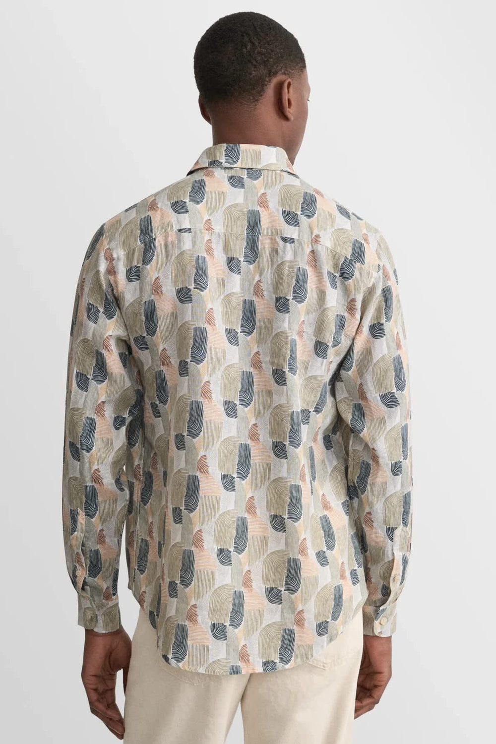 Vue de face chemise Eton à imprimé géométrique multicolore pour homme - Valérie Simon