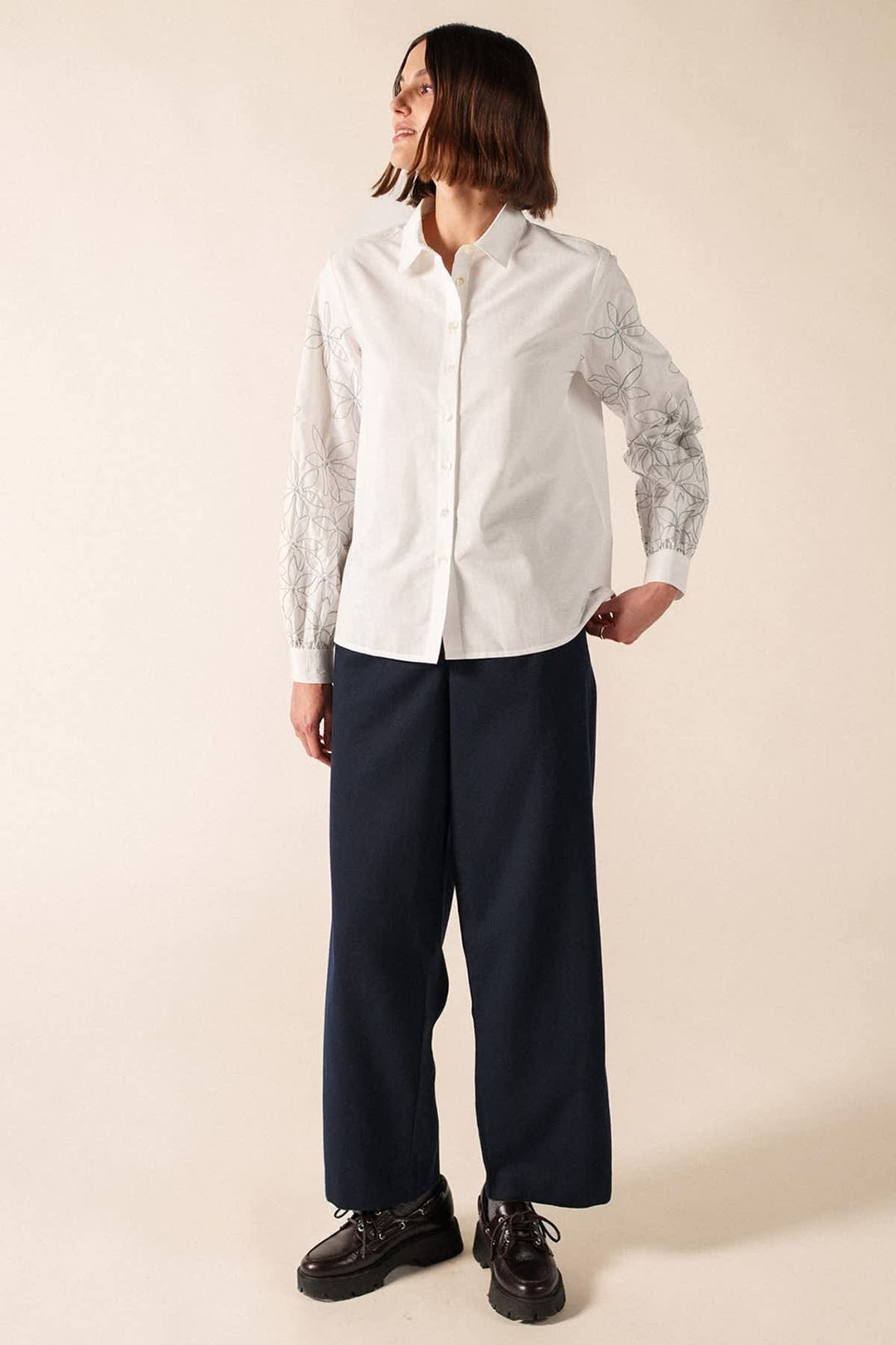 Chemise à manches brodées FLORICA vue de face pour femme Saint James