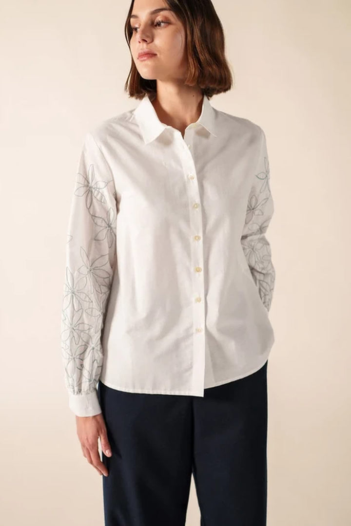 Chemise FLORICA à manches brodées vue de face pour femme Saint James