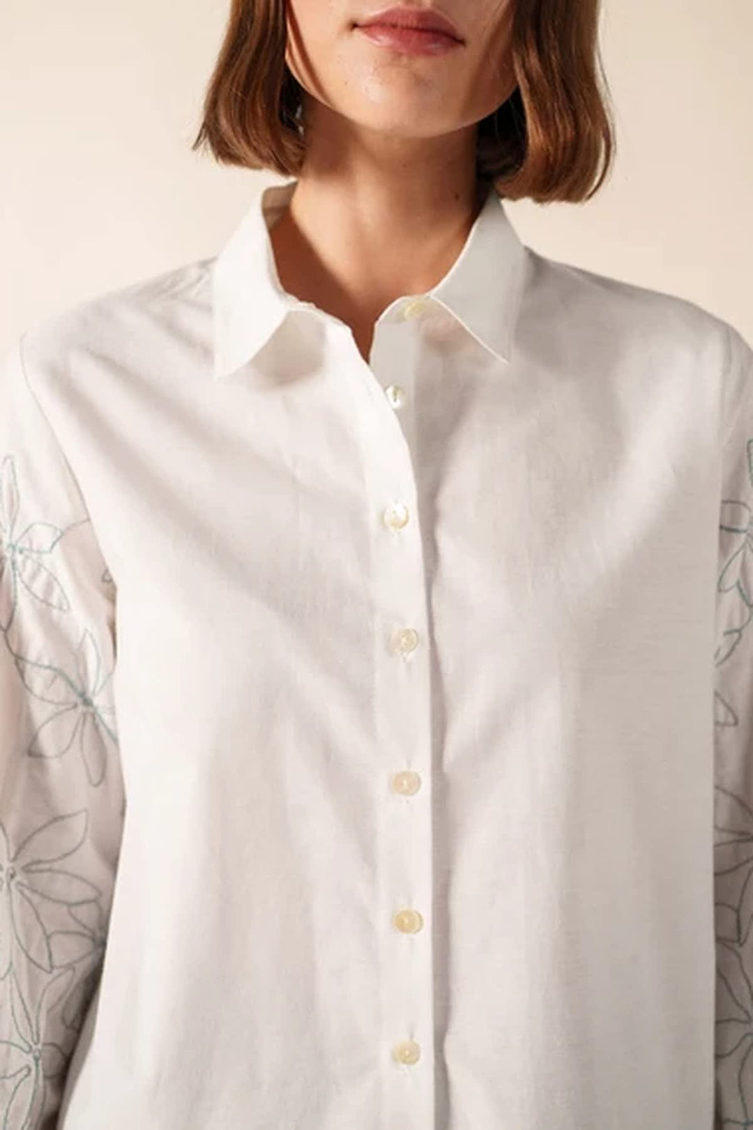 Chemise blanche à manches brodées vue de face pour femme Saint James