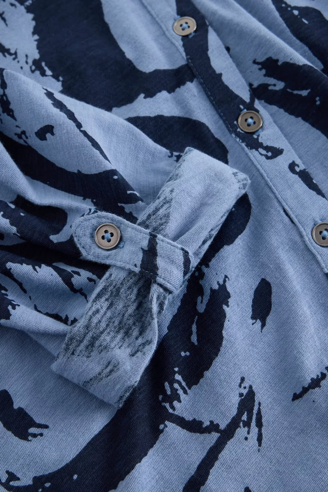 Vue de détail blouse Valérie Simon chemise imprimé abstrait vert et bleu pour femme White Stuff