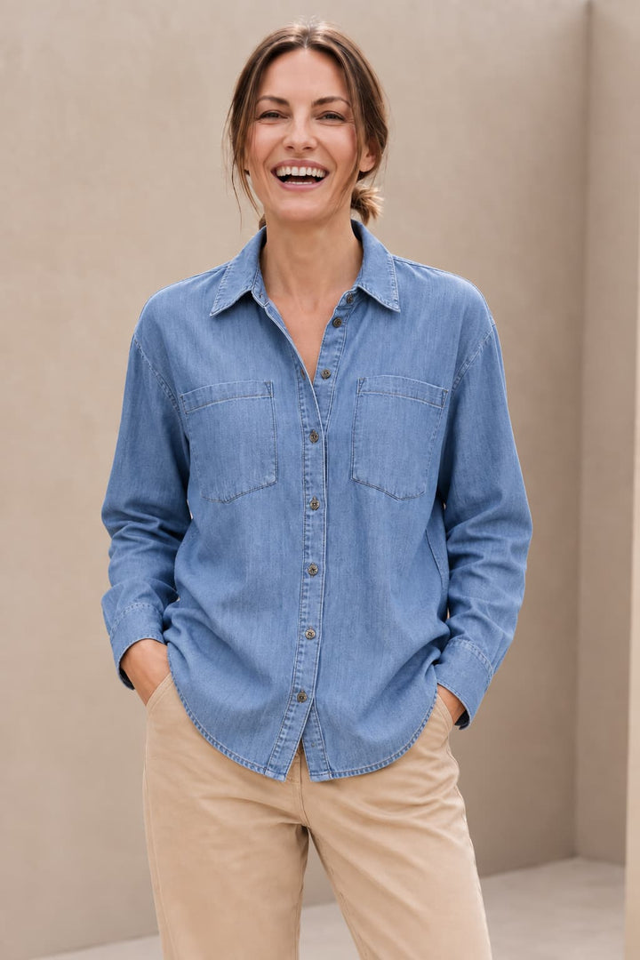 Chemise en denim bleue à poches plaquées vue de face pour femme kennys