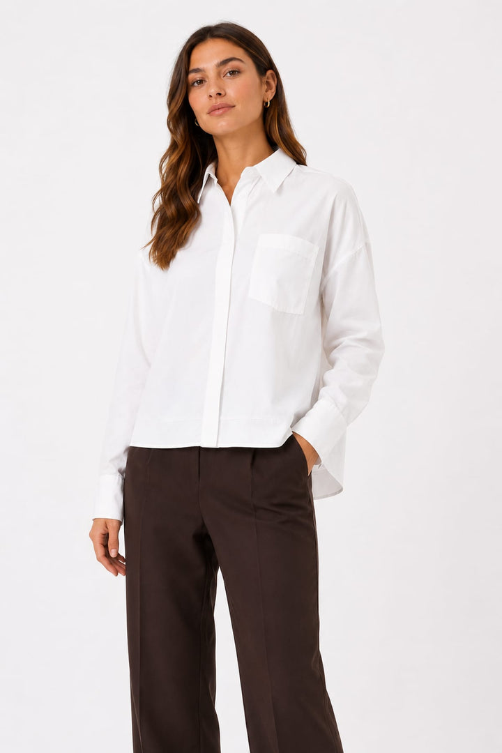 Vue de face chemise fluide Repeat Cashmere pour femme blanche, col moderne - Valérie Simon