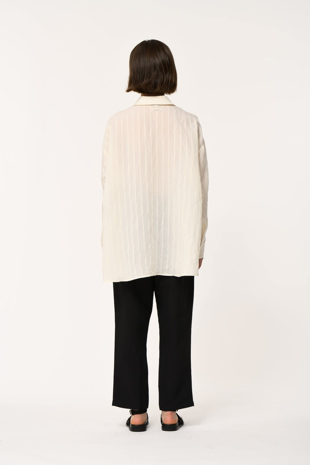 Vue de côté chemise à rayures Humility pour femme bleu avec col, portée par Valérie Simon