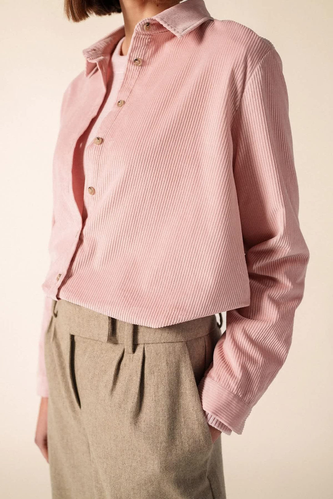 Chemise Magali en velours côtelé vue de face pour femme Saint James