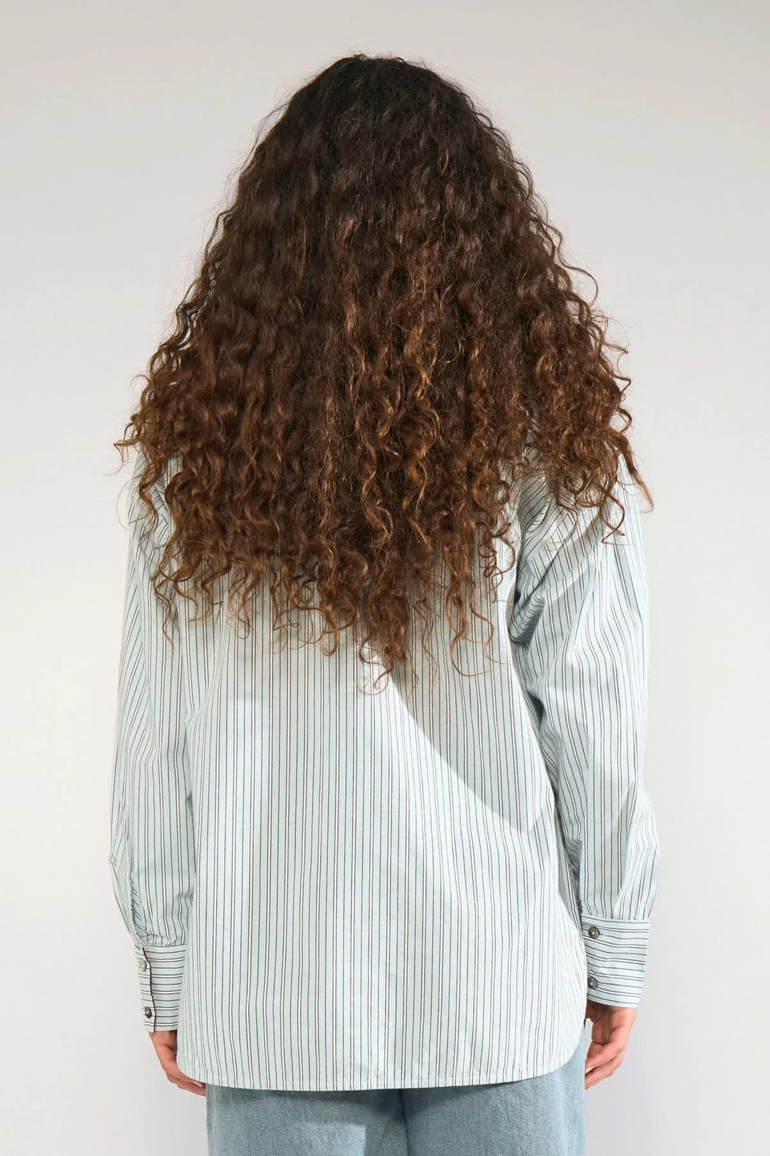 Chemise rayée avec broderies vue de face pour femme Numph