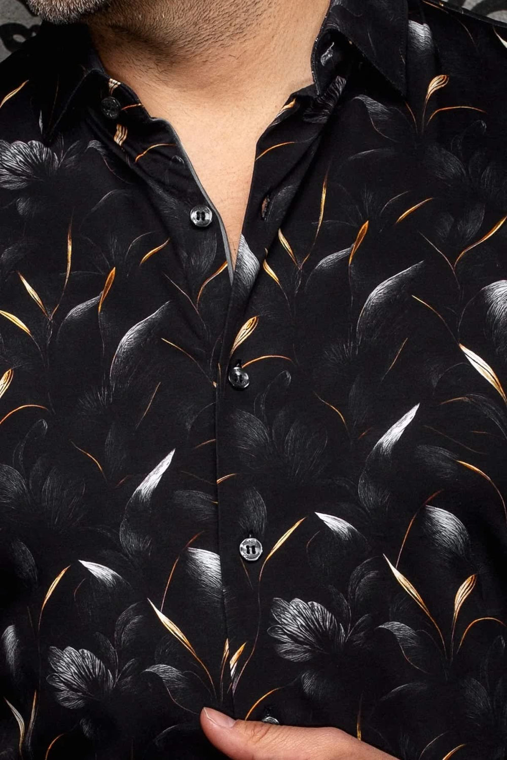 Men's floral pattern sport shirt, front view Au noir