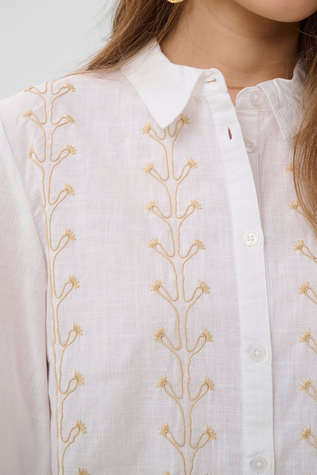 Vue de face chemise brodée Cream pour femme blanche manches longues - Valérie Simon